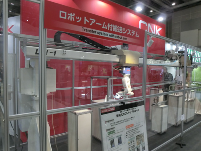 写真9.ロボットアーム付搬送システム