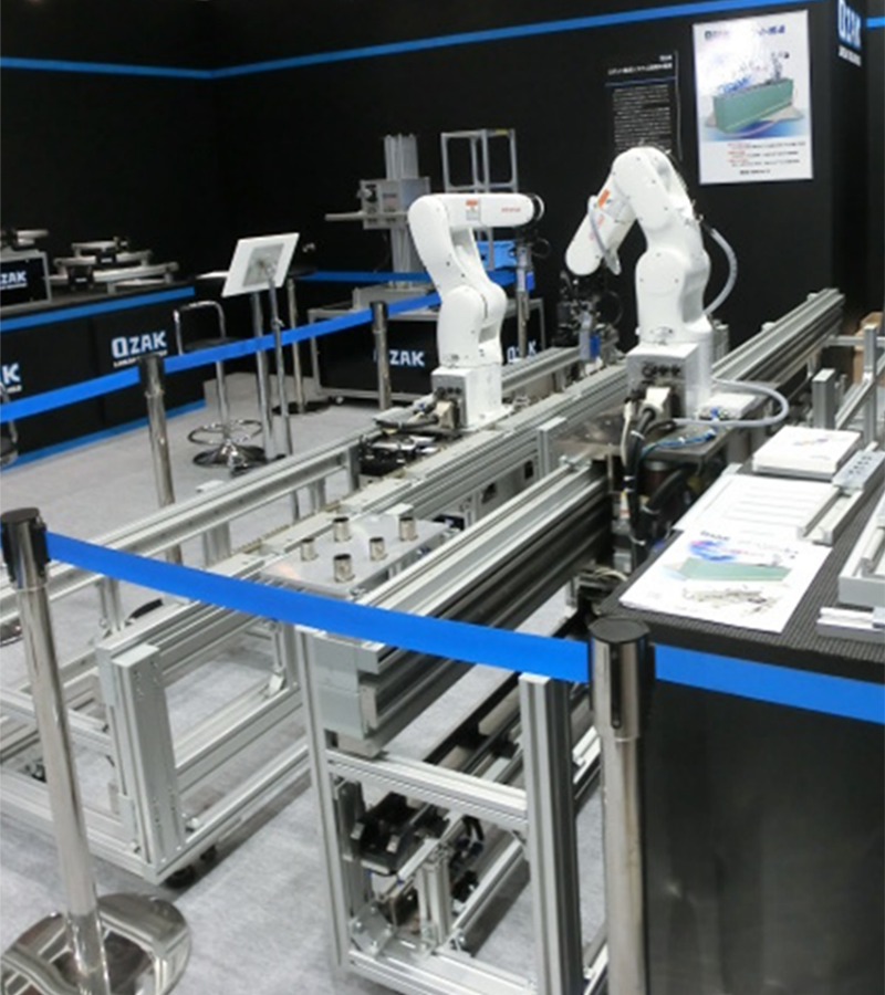 写真12.ワイヤレスロボット搬送システム