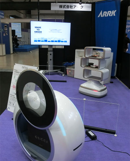 図6. 自動走行ロボット(奥:配膳ロボット、手前:運搬ロボット)