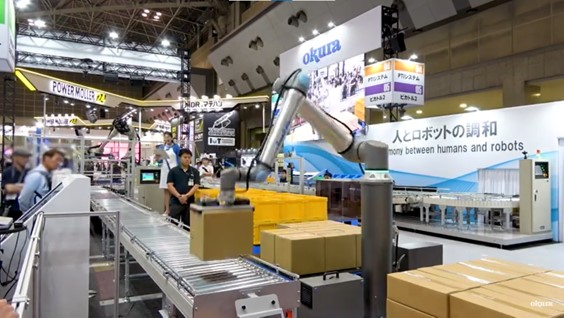 写真4 – 1. 省スペースパレタイズ「EasyPAL(イージーパル)」