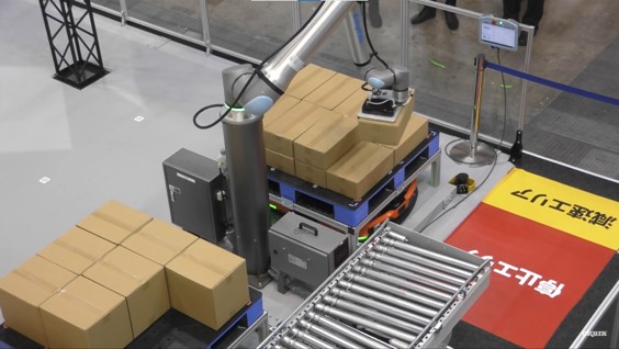 写真4 – 1. 省スペースパレタイズ「EasyPAL(イージーパル)」